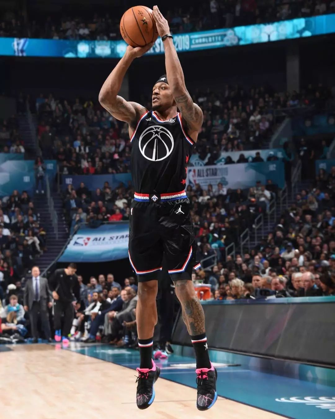 在球场上继 在球场上继